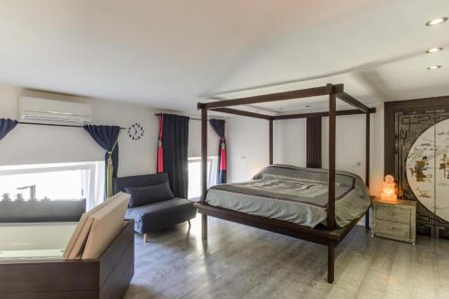 sypialnia z łóżkiem z baldachimem i krzesłem w obiekcie luxury suite San Carlo w mieście Napoli