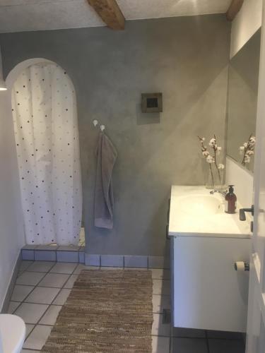 a bathroom with a sink and a shower at Hos Mette in Børkop