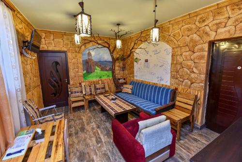 ein Wohnzimmer mit einem Sofa und einem Tisch in der Unterkunft Mini House in Alawerdi