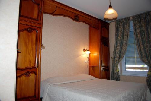 Ένα ή περισσότερα κρεβάτια σε δωμάτιο στο Hotel De France