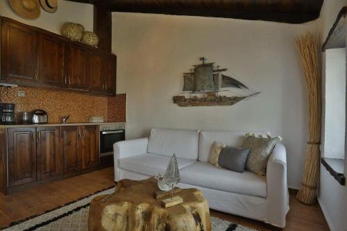 sala de estar con sofá blanco y mesa en Agkaze en Palaios Panteleimon