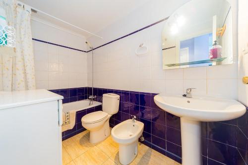 トレビエハにあるALEGRIA ID118のバスルーム(トイレ、洗面台、鏡付)