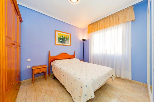 トレビエハにあるALEGRIA ID118の青い壁のベッドルーム1室(ベッド1台付)