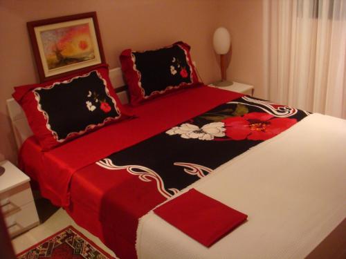 เตียงในห้องที่ Apartments Orfej