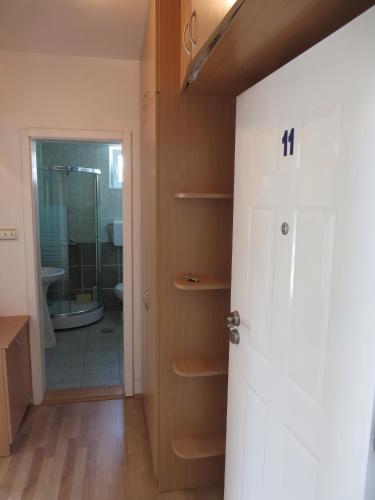 une salle de bains avec douche, toilettes et une porte dans l'établissement Bisa, à Sokobanja