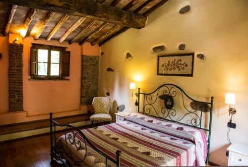 1 dormitorio con 1 cama y 1 silla en una habitación en A Casa Del Tosi, en Lucca