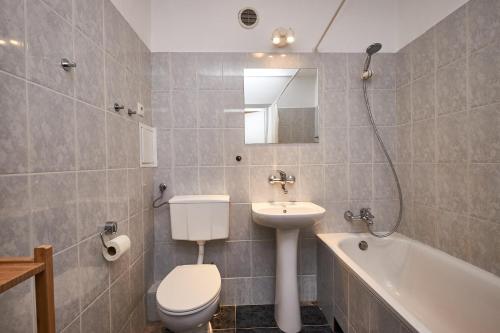 A bathroom at Top Ten House Marszałkowska V