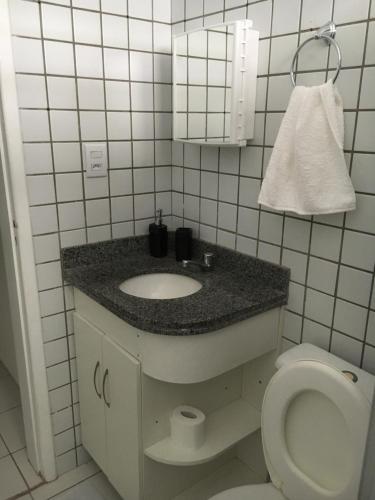 une salle de bains avec lavabo et toilettes dans l'établissement Roma Garden, à São Luís