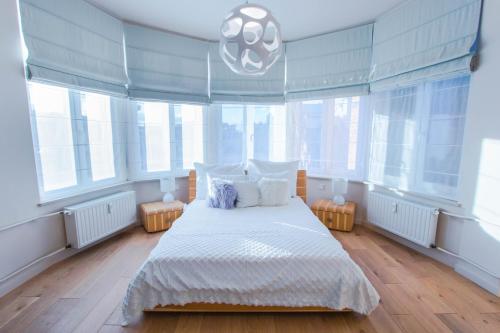 Postel nebo postele na pokoji v ubytování Luksusowy apartament Świętego Jana na Rynku