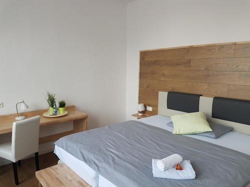 1 dormitorio con cama, escritorio y mesa en Bennetts Restaurant und Hotel, en Wittingen