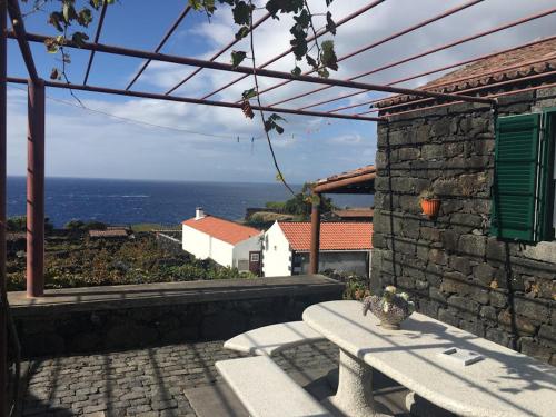 マダレナにあるPontinhaの海の景色を望むパティオ(白いベンチ付)