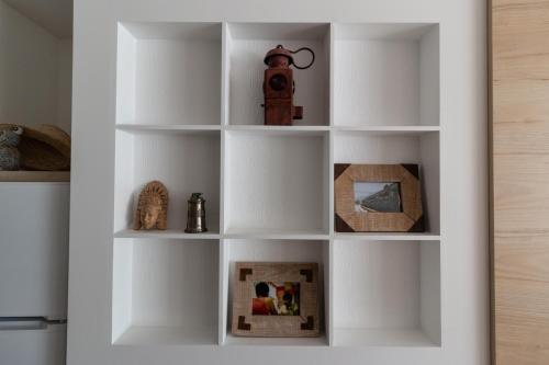 une étagère blanche avec divers articles dans l'établissement le Colibri 