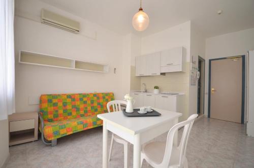 - un salon avec une table et un canapé dans l'établissement Aparthotel Pineda, à Bibione
