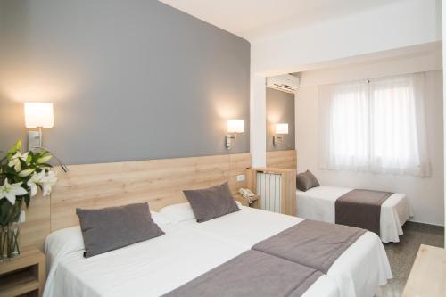 Letto o letti in una camera di Hotel Abelay