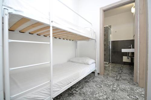 トッレ・サン・ジョヴァンニ・ウジェントにあるVilletta Fontanelle Beach by Salento Affittiのベッドルーム1室(二段ベッド2組付)