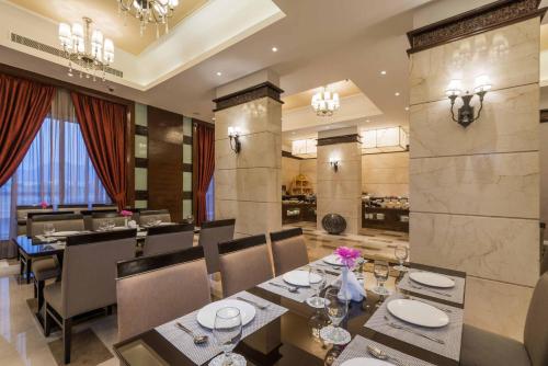 a restaurant with a dining room with tables and chairs at Boudl Mahayel Aseer in Muhayil