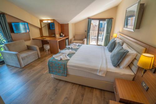Postel nebo postele na pokoji v ubytování Dalyan Live Spa Hotel