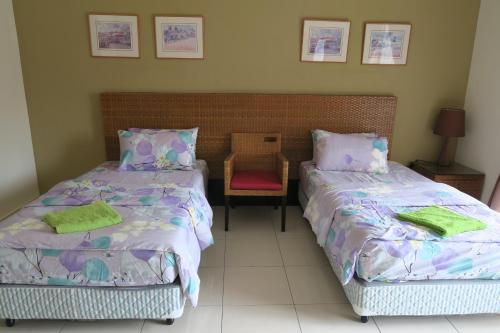 萬津的住宿－ZamLan Gold Coast Morib Intl Resort - Studio，卧室内两张并排的床