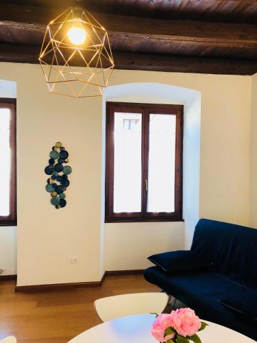 a living room with a couch and a table at Al Belenzani Appartamento in Trento