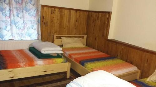 хижа "Скакавица" في بانيشيست: سريرين توأم في غرفة بجدران خشبية