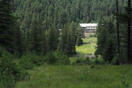 a large building in the middle of a forest at хижа "Скакавица" in Panichishte