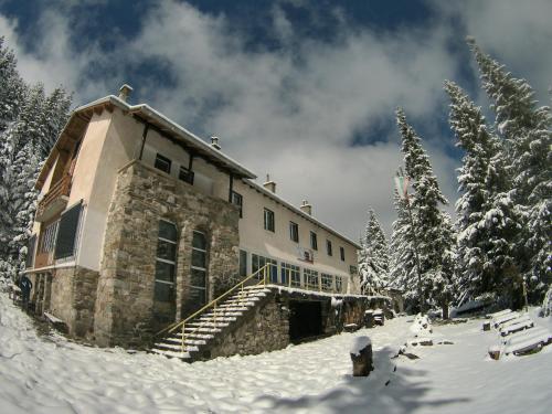 パニチシテにあるхижа "Скакавица"の雪中の建物