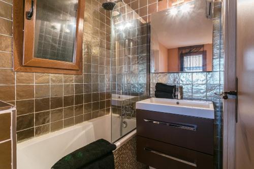 une salle de bain avec une baignoire et un lavabo et une baignoire dans l'établissement Villa Naturiste Port Venus, au Cap d'Agde