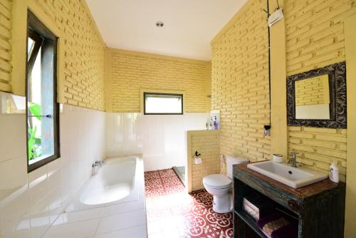 A bathroom at Amrita Villa Sidemen