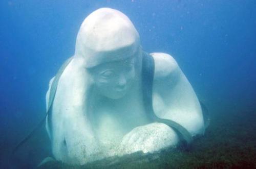 a statue of a woman in the water at Chambre d'hôte à Saint-Pierre in Saint-Pierre