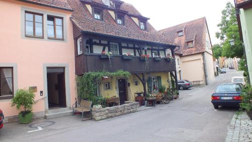 a building with a balcony on a street at Gästehaus Gerlinger in Rothenburg ob der Tauber
