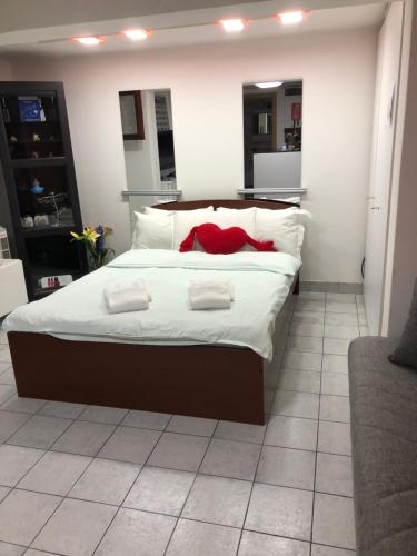 sypialnia z dużym łóżkiem z białymi poduszkami w obiekcie Monolocale Bellinzona w mieście Bellinzona