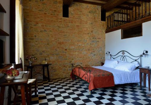 Antico Borgo Di Tabiano Castello - Relais de Charmeにあるベッド