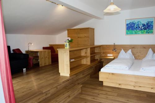 Zimmer mit einem Bett, einem Schreibtisch und einem Sofa in der Unterkunft Haus Altenberger in Zell am See