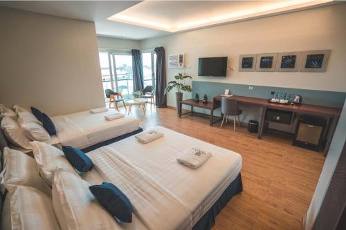 TV a/nebo společenská místnost v ubytování Henia Hotel
