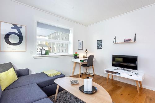 - un salon avec un canapé et une télévision dans l'établissement Bronx in the Centre of Tórshavn, à Tórshavn