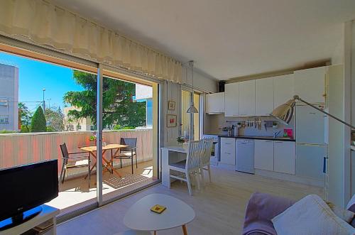 un soggiorno con cucina e sala da pranzo di Le lutin a Saint-Laurent-du-Var