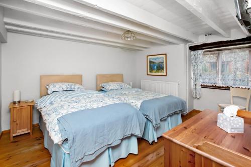 ルーにあるSunflowers Barnのベッドルーム1室(青いシーツが置かれたベッド1台付)