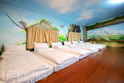 魚池鄉的住宿－日月潭-旅台客居，一张壁画房间内的一组床位
