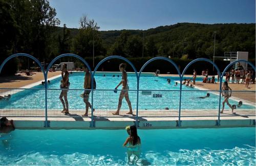 Πισίνα στο ή κοντά στο Camping Le Païsserou