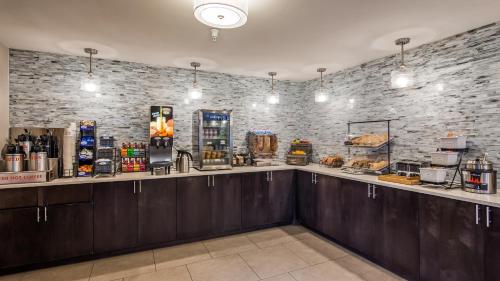 Η κουζίνα ή μικρή κουζίνα στο Best Western Plus Wenatchee Downtown Hotel