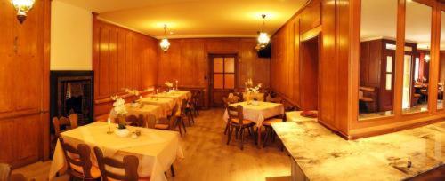 a dining room with white tables and chairs at Hotel 4 Hufen in Großziethen