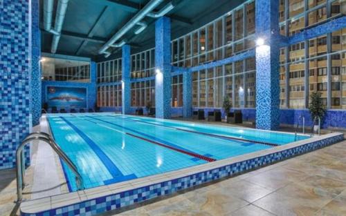 uma grande piscina num grande edifício em Triumph Hotel em Obninsk