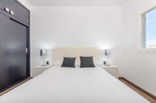 カン・ピカフォルトにあるBostonのベッドルーム1室(白い大型ベッド1台、ナイトスタンド2台付)