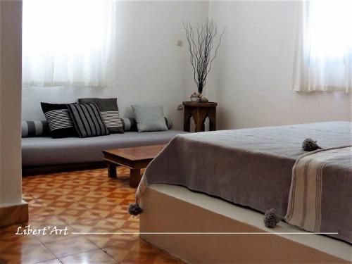 a living room with a bed and a couch at Libert'Art in Essaouira