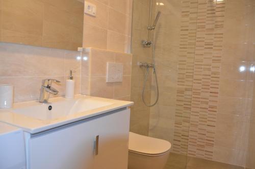 Bilik mandi di Garden View Apartments