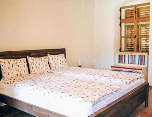 a bedroom with a large bed with a wooden headboard at Casa Schmidt in Criţ