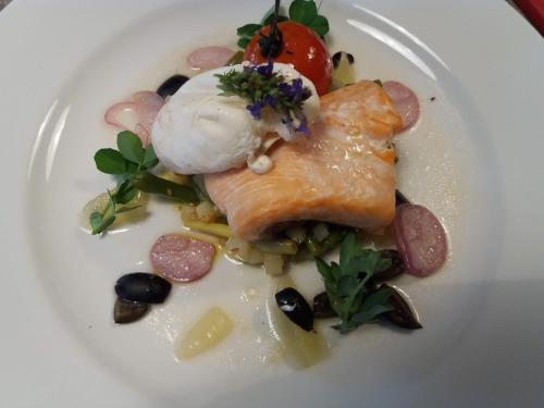 une plaque blanche avec quelques plats dans l'établissement Les Trois Prunelles, à Saint-Pierre-Toirac