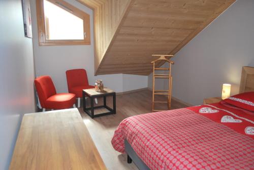 um quarto com uma cama, uma escada e uma cadeira em LE DOMAINE DU PATRE em Vaujany