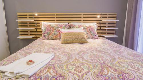 ポンタ・デルガダにあるCílio Houseのベッドルーム1室(大型ベッド1台、毛布、枕付)
