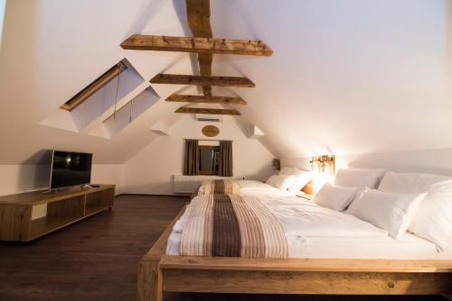 Tempat tidur dalam kamar di Gorska Reka Guesthouse